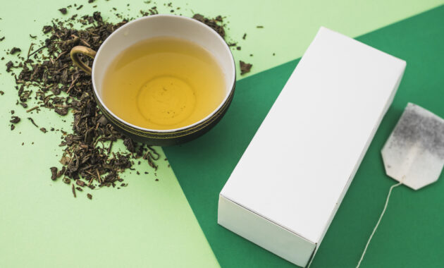 Cangkir teh dengan daun teh kering dan kemasan teh polos cocok untuk private label